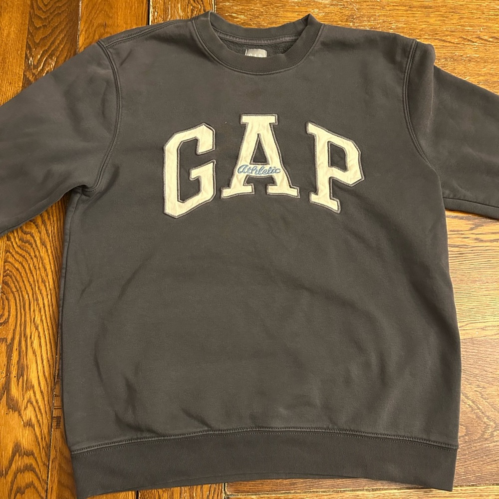 Gap sweatshirt crewneck. XS men’s in good worn condition.